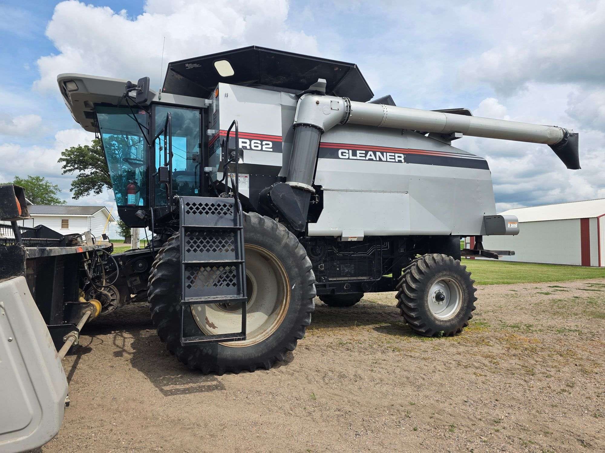 2001 Gleaner R62 Equipment Image0