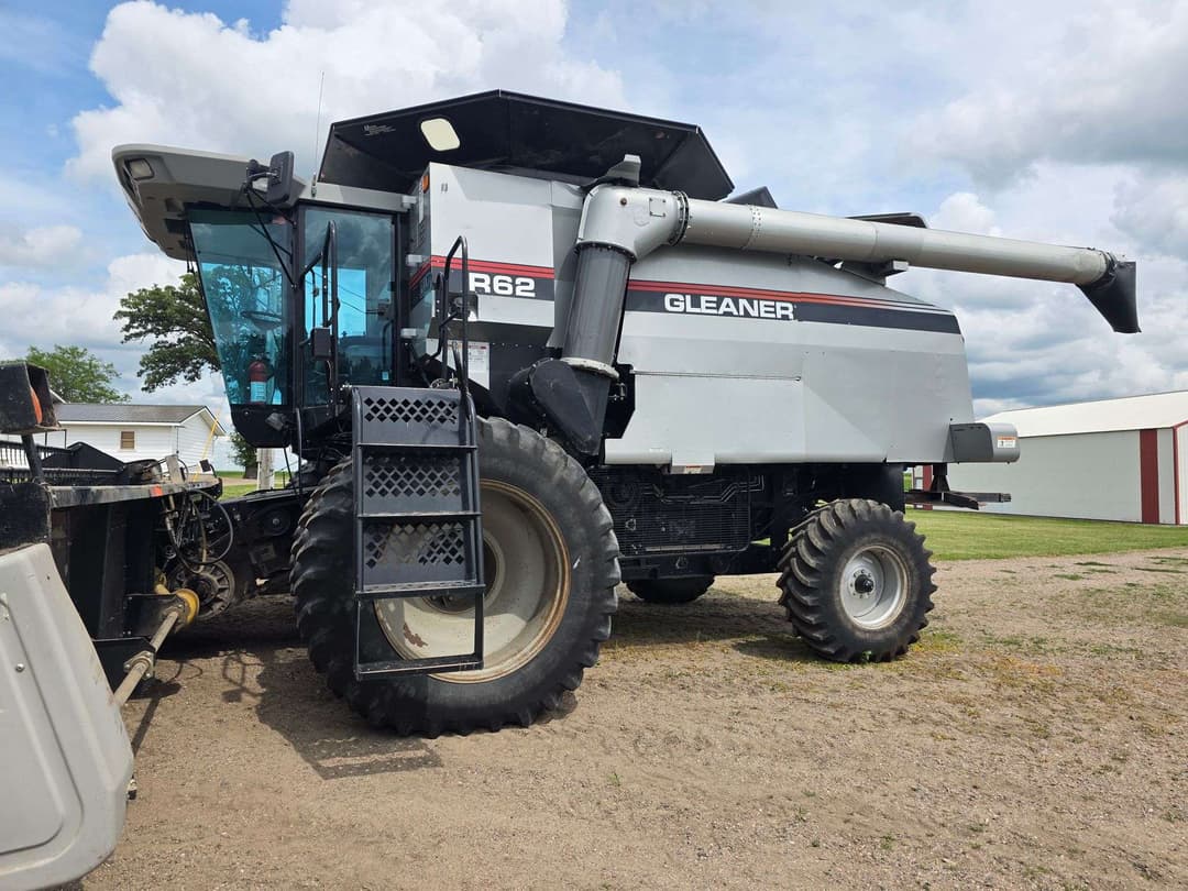 Image of Gleaner R62 Primary image