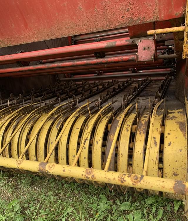 Image of New Holland 851 equipment image 3