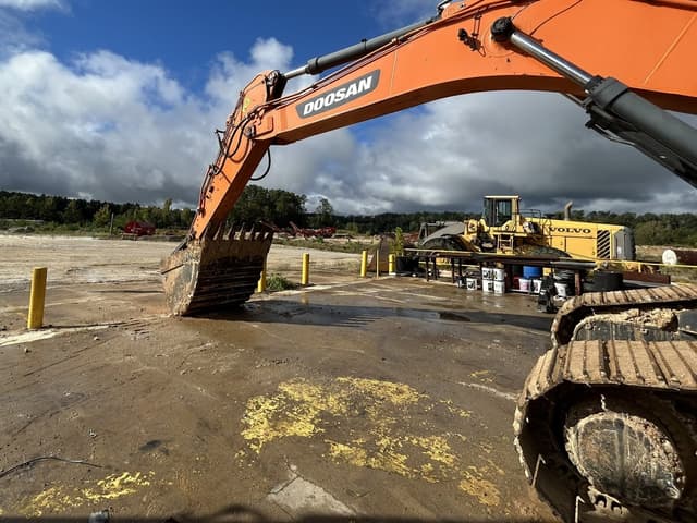 Image of Doosan DX490LC equipment image 4
