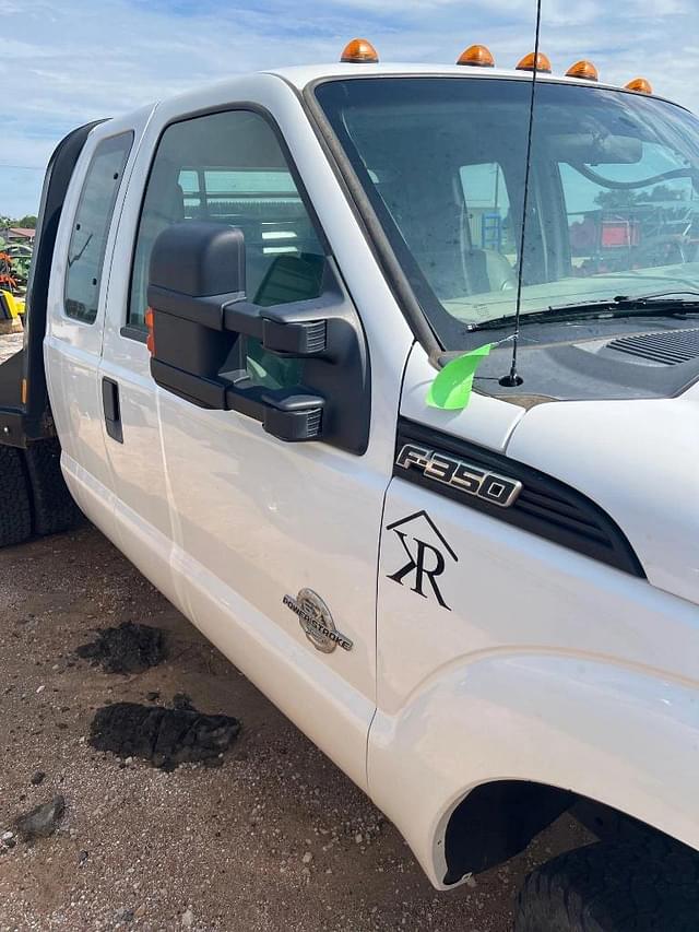 Image of Ford F-350 equipment image 2