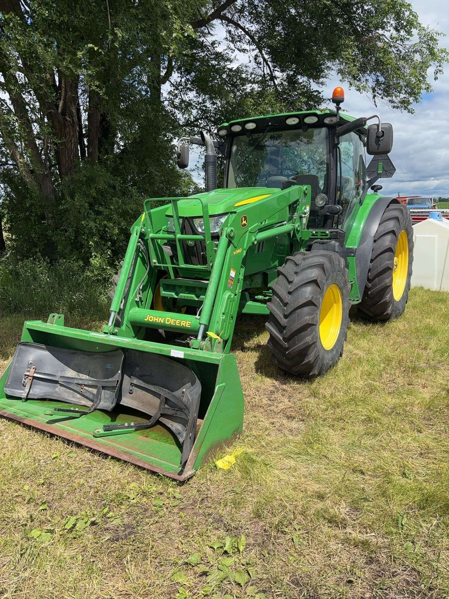 2013 John Deere 6125R Equipment Image0