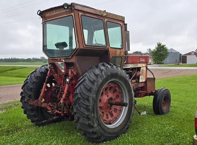 Image of International Harvester 1066 equipment image 2