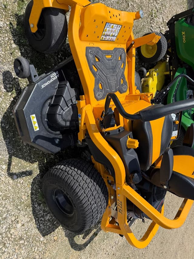 Image of Cub Cadet Ultima ZT2 equipment image 4