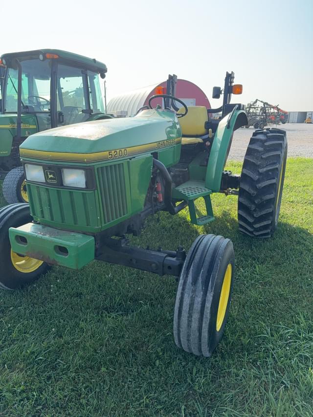 Image of John Deere 5200 equipment image 1