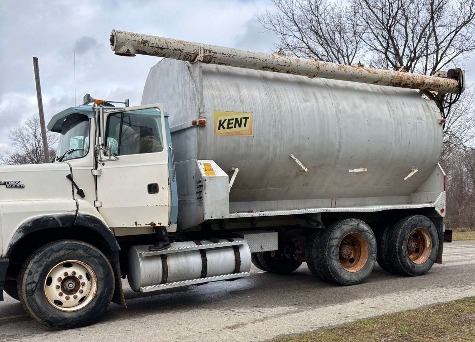 1995 Ford L9000 Equipment Image0