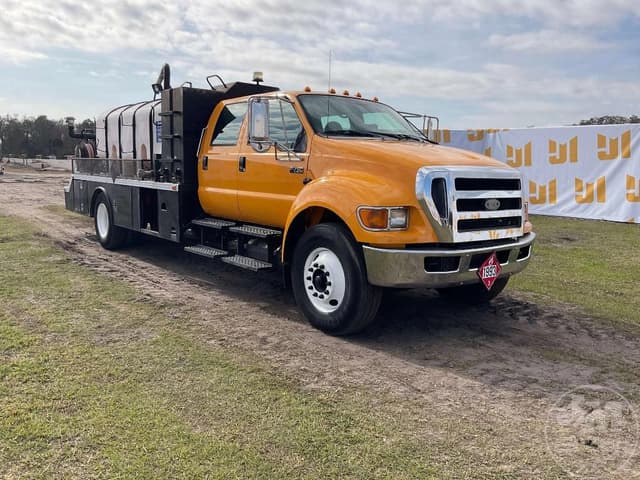 Image of Ford F-750 equipment image 2