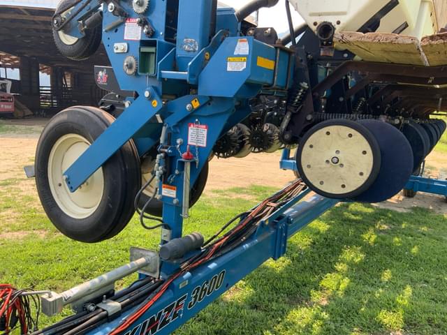 Image of Kinze 3600 equipment image 4
