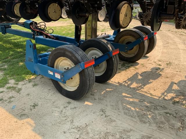 Image of Kinze 3600 equipment image 2