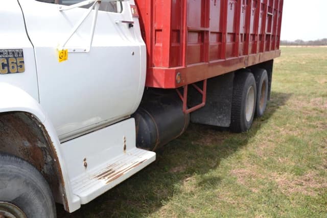 Image of Chevrolet C65 equipment image 2