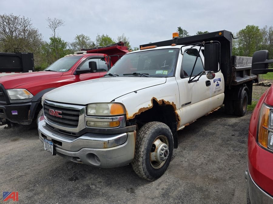 2004 GMC 3500 Equipment Image0