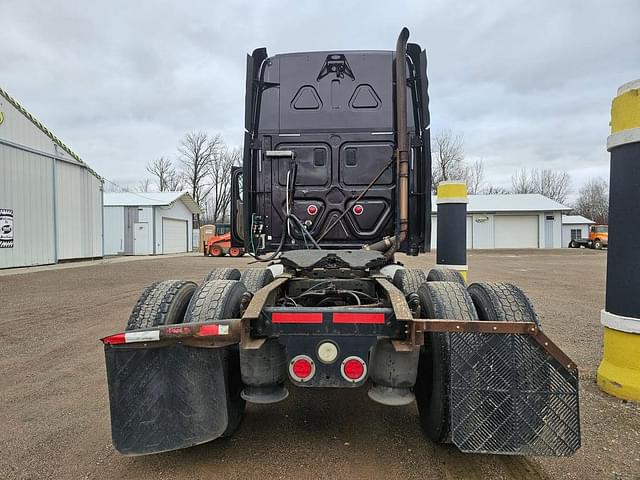 Image of Freightliner Cascadia equipment image 3