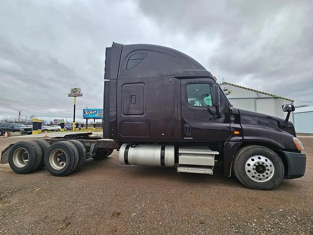 Image of Freightliner Cascadia equipment image 4