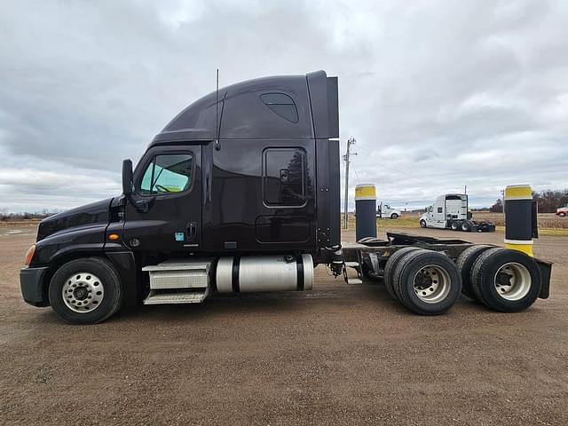 Image of Freightliner Cascadia equipment image 1