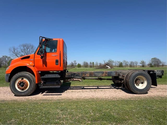 Image of International DuraStar 4400 equipment image 1