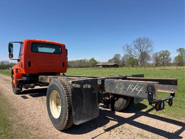 Image of International DuraStar 4400 equipment image 2