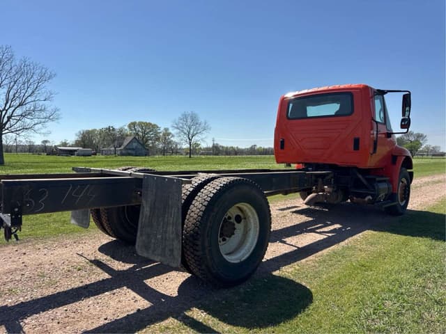 Image of International DuraStar 4400 equipment image 4