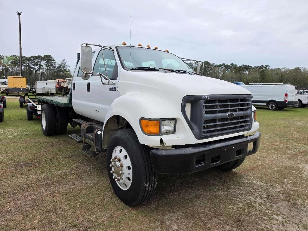 2001 Ford F-750 Equipment Image0