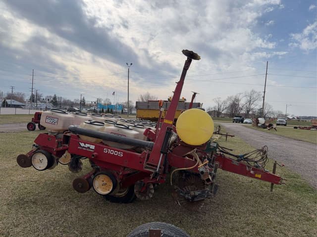 Image of White 5100 equipment image 1