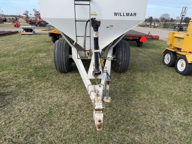 Image of Willmar Super 800 equipment image 4