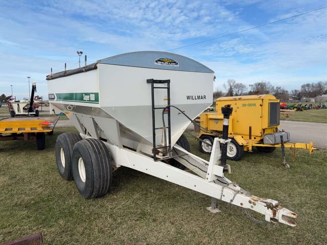 Image of Willmar Super 800 equipment image 3