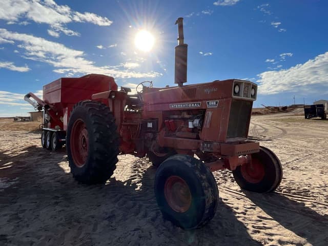 Image of International Harvester 1066 equipment image 4
