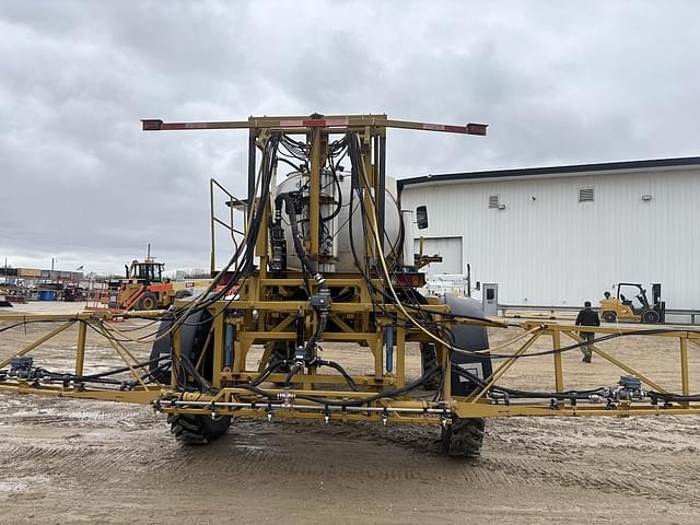 Image of Ag-Chem RoGator 1074 equipment image 4