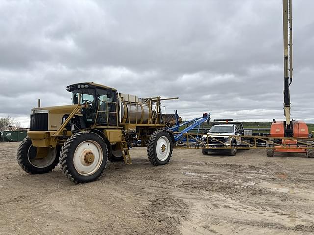 Image of Ag-Chem RoGator 1074 equipment image 2