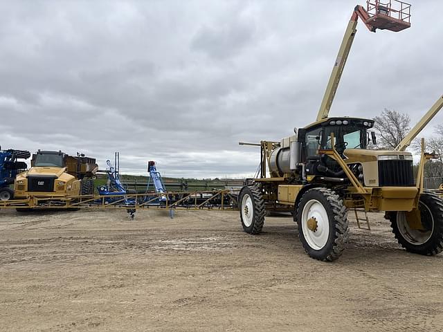 Image of Ag-Chem RoGator 1074 equipment image 3