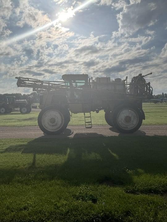 Image of Ag-Chem RoGator 1074 equipment image 2