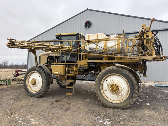 Image of Ag-Chem RoGator 1074 equipment image 3