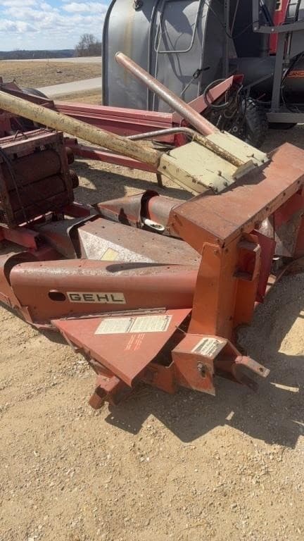 Image of Gehl 1075 equipment image 3