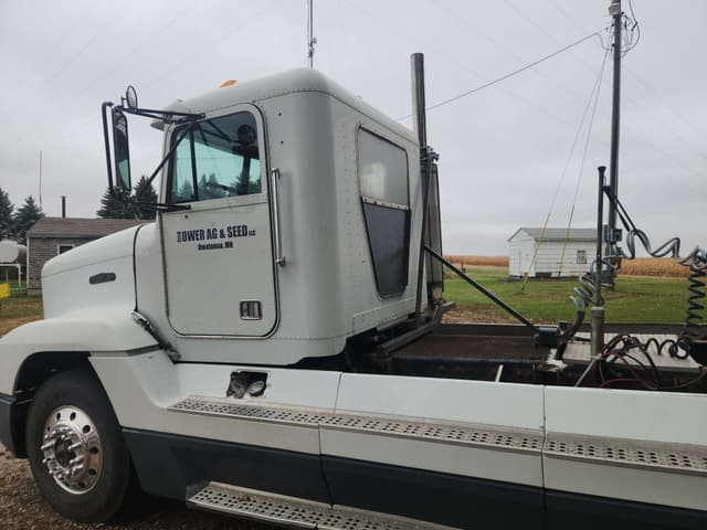 Image of Freightliner FLD120 equipment image 4