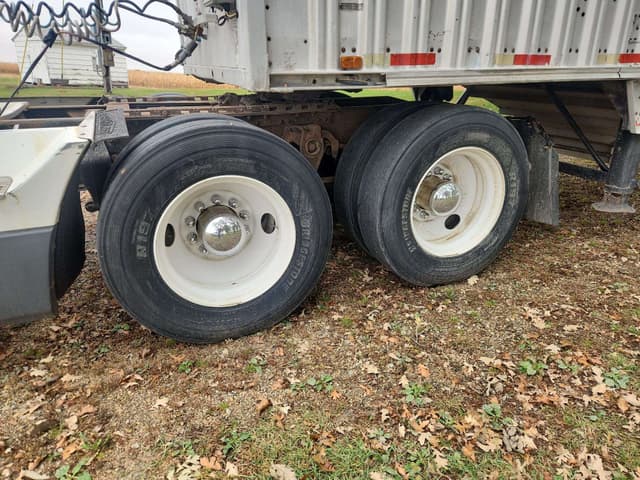 Image of Freightliner FLD120 equipment image 3