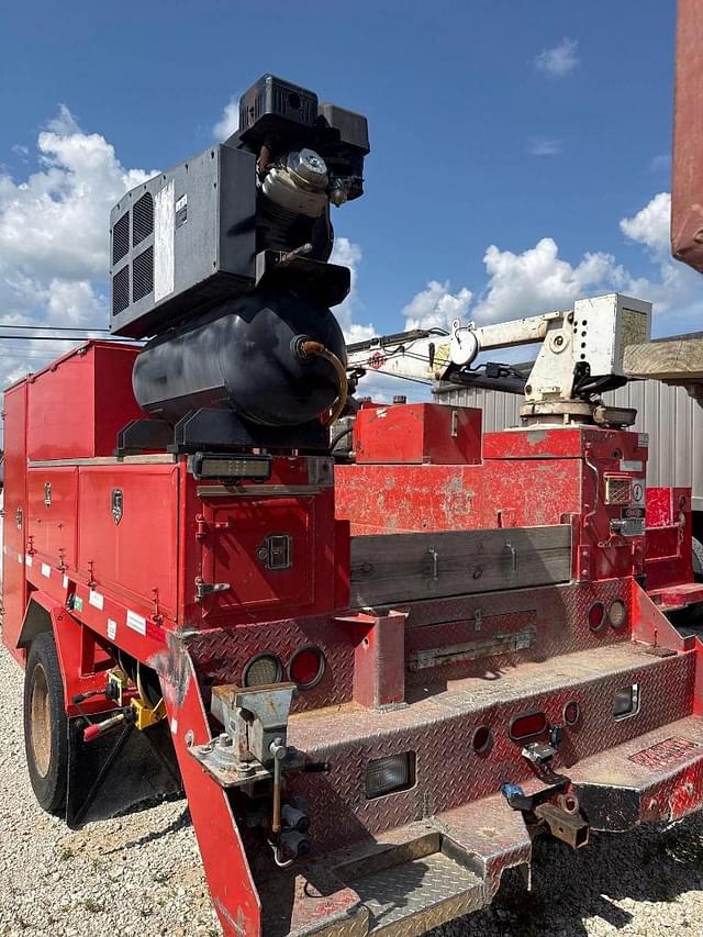 Image of Ford F-550 equipment image 4