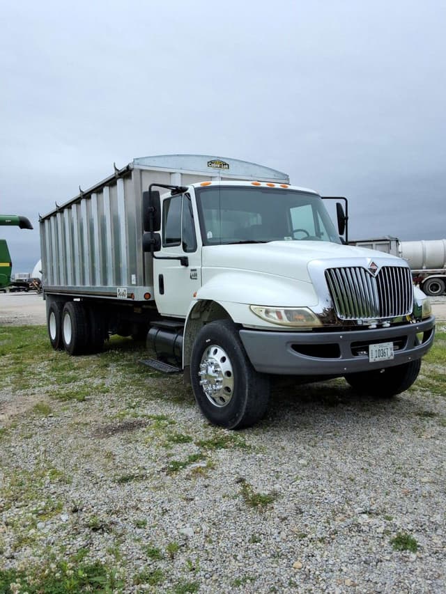 Image of International 4400 equipment image 2