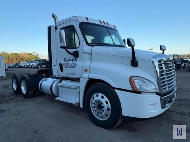 Image of Freightliner Cascadia 125 equipment image 2