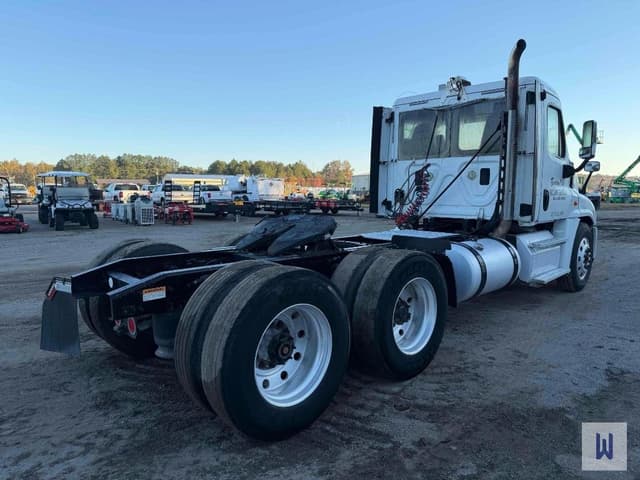 Image of Freightliner Cascadia 125 equipment image 3