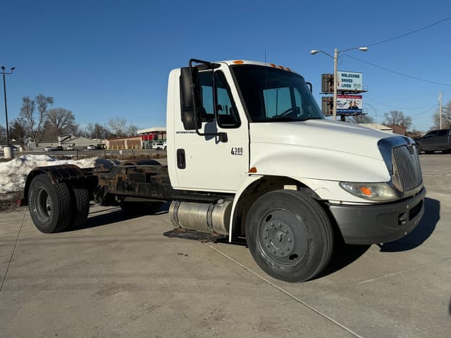 Image of International 4300 equipment image 3