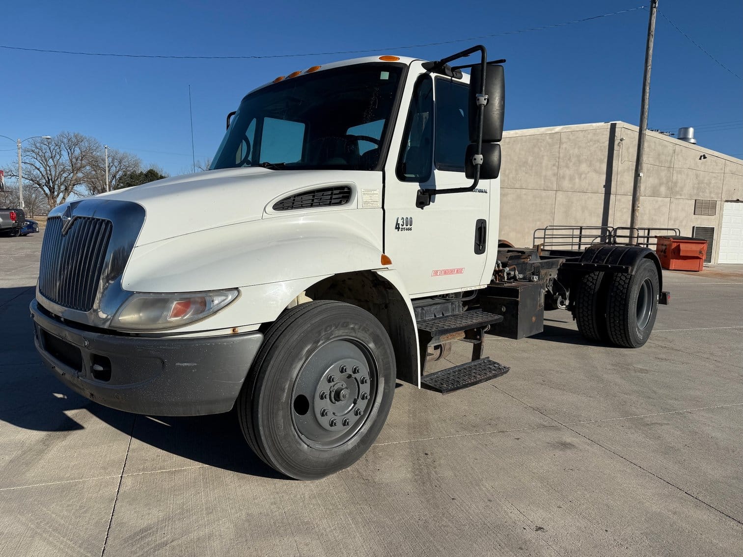 2001 International 4300 Equipment Image0