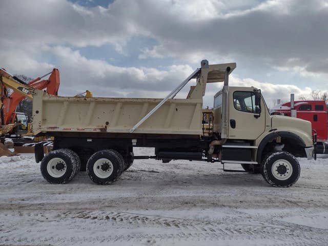 Image of Freightliner M2 112 equipment image 3