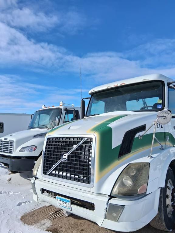 2011 Volvo VNM Equipment Image0