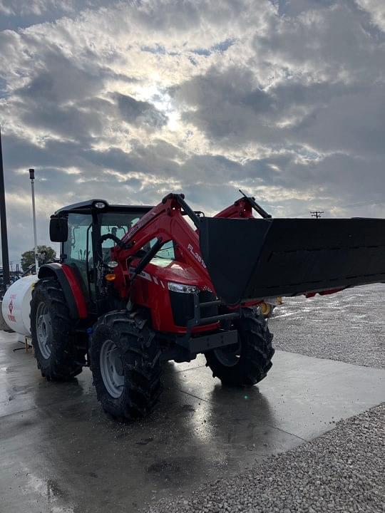 Image of Massey Ferguson 5711 equipment image 3