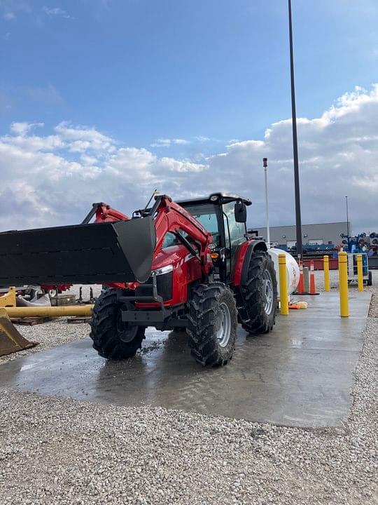 Image of Massey Ferguson 5711 Primary image