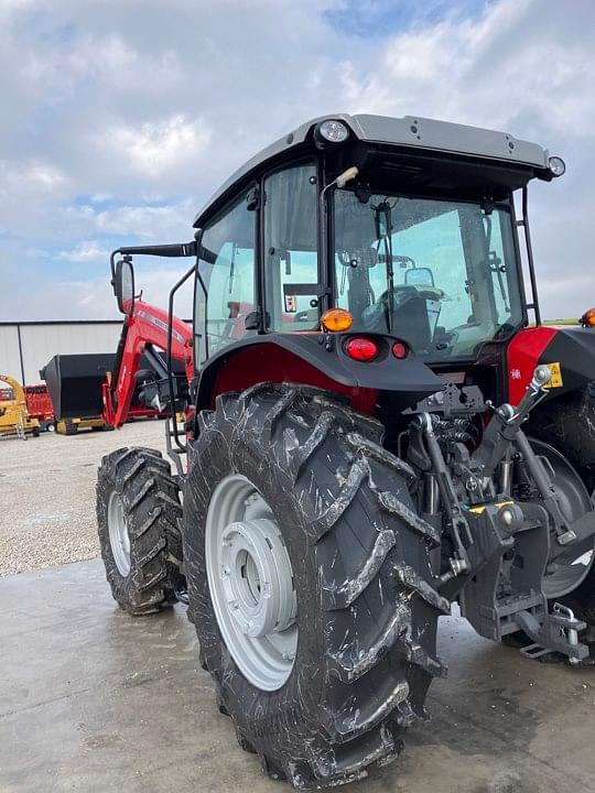 Image of Massey Ferguson 5711 equipment image 1