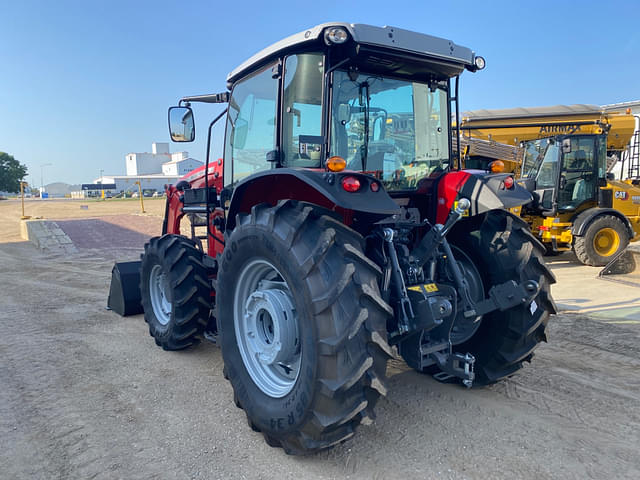 Image of Massey Ferguson 5711 equipment image 3