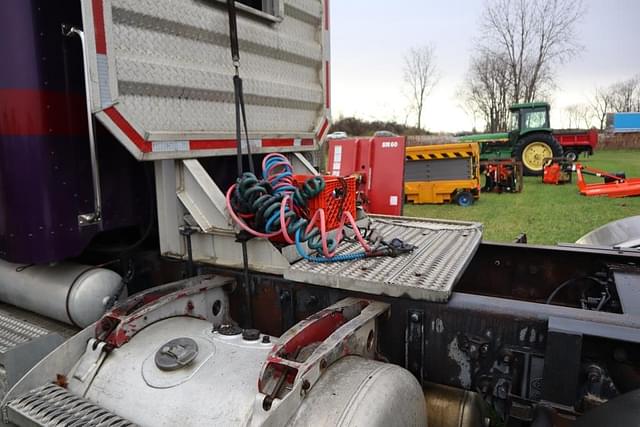 Image of Peterbilt 385 equipment image 2