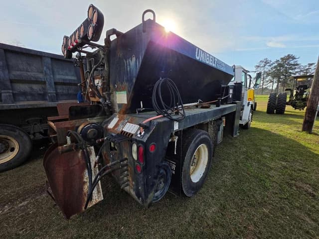 Image of Freightliner FL70 equipment image 4