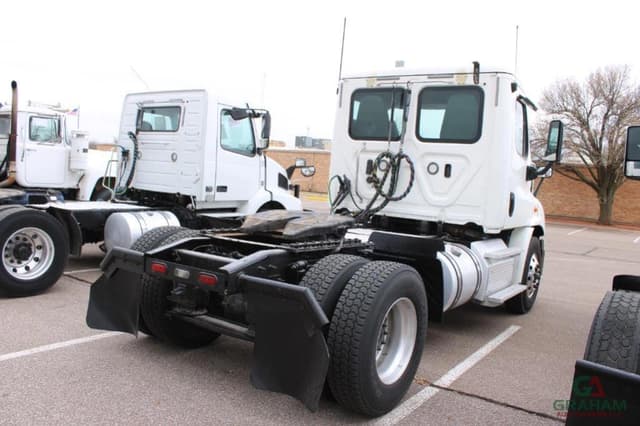 Image of Freightliner Cascadia equipment image 2