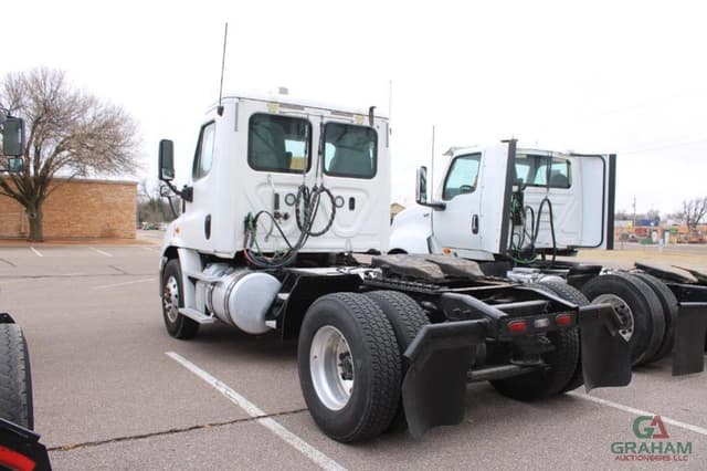 Image of Freightliner Cascadia equipment image 3